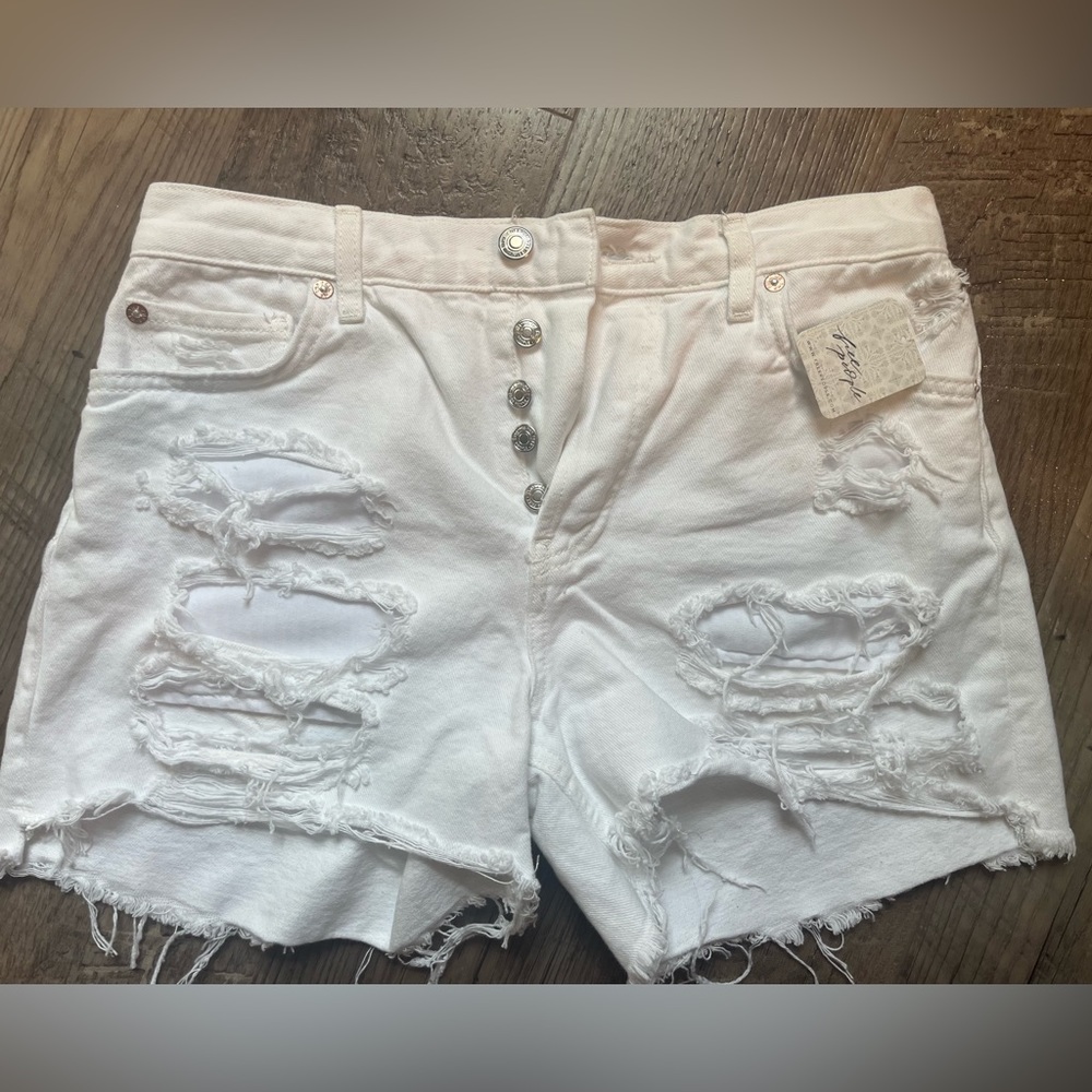 Woman’s free People white distressed shorts